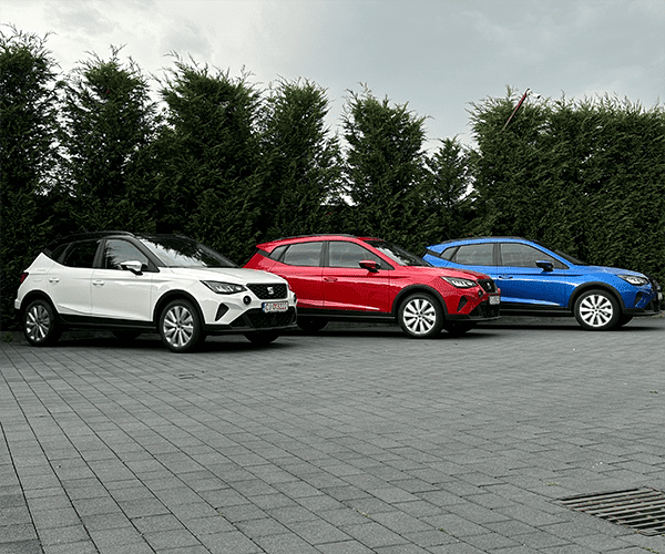 seat arona 2023 albastru rosu alb